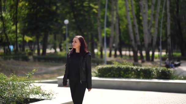 Csinos Fiatal Bőrdzsekiben Hátizsákkal Városligetben Sétálva Felnőtt Barna Séta Utcán — Stock videók