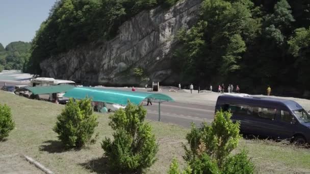 Ossétia do Norte, Rússia 1 de setembro de 2020: Parada para excursão turística em terreno montanhoso. Turistas caminhando no lugar turístico no dia ensolarado no verão. — Vídeo de Stock