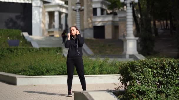 Mujer Joven Bonita Chaqueta Cuero Con Mochila Caminando Parque Ciudad — Vídeos de Stock