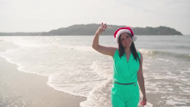 Denize Yakın Bir Yerde Noel Kutlayan Kadın Noel Şapkalı Keyifli — Stok video