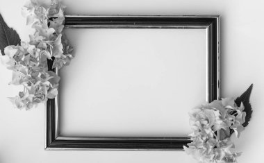 Çiçekli çerçeve içinde izole beyaz geçmiş. Vintage mockup, vintage beyaz boş alanı gül stilize doku ile çerçeve