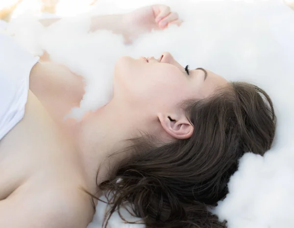 Escena Tranquila Una Joven Mujer Soñando Durmiendo Una Nube Cielo — Foto de Stock