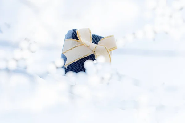 情人节礼物美 礼品盒与米色金色弓在假日背景与发光的心 Bokeh 柔和的颜色 — 图库照片