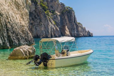 Sürat teknesi Marathonisi beach Adası Yunanistan
