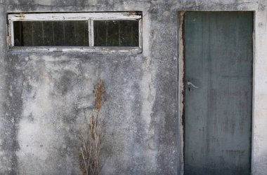 Ahşap pencere ve kapı ile eski duvar