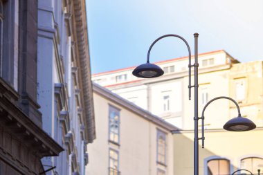 Eski binalar ile sokak ışık fener sonrası