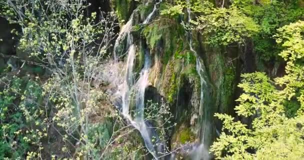 Видом Водоспад Verovitets Поблизу Монастиря Trinity — стокове відео
