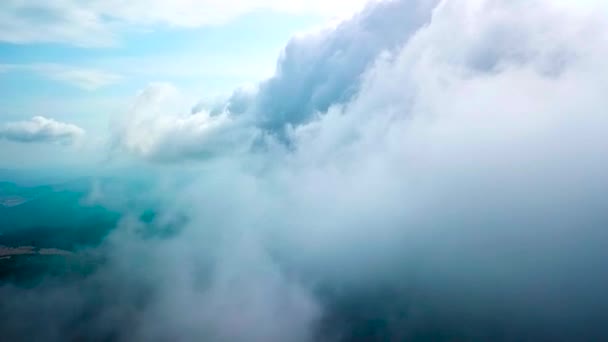 Bulutlarda Uçan — Stok video