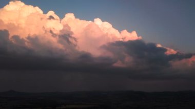 Zaman atlamalı bir yaklaşan fırtına