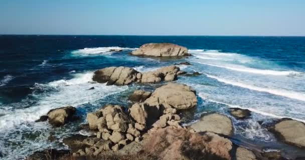 Ondas Colidindo Com Rochas Perto Lozenets Bulgária — Vídeo de Stock