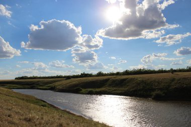 Mavi gök yeşil çim temizleyin