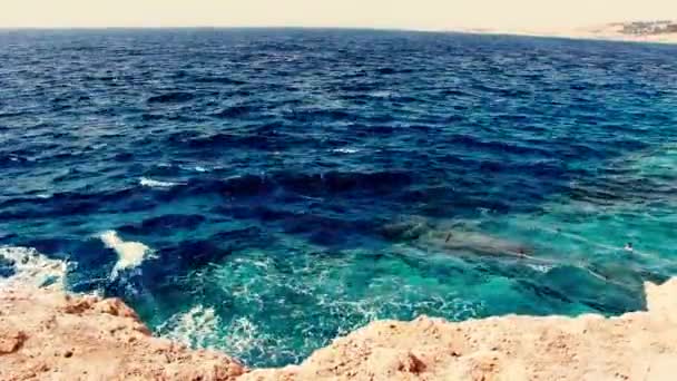 Θέα Στην Ακτή Παραλία Τιρκουάζ Θάλασσα Κύματα Του Νερού — Αρχείο Βίντεο