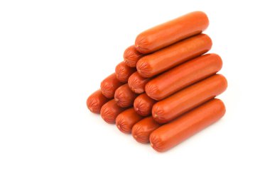 Kahverengi sosisler beyaz arka planda izole edilmiş