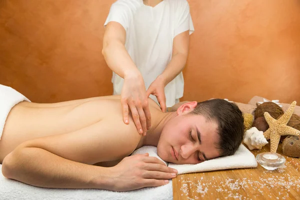 Ung Man Procumbent Massage Med Massör Spa Salong — Stockfoto