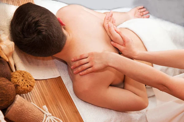 Man Procumbent Met Handen Van Masseur Met Witte Handdoeken — Stockfoto