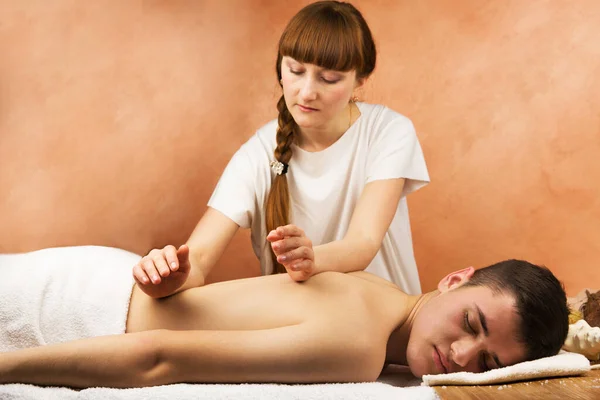 Ung Man Procumbent Massage Med Massör Spa Salong — Stockfoto