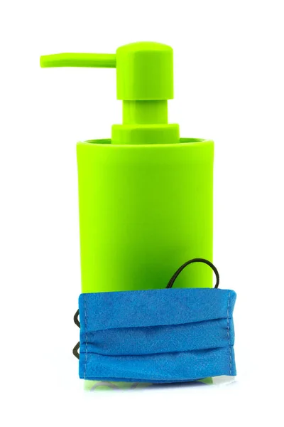 含蓝色个人防护药具面罩和绿色瓶装清洁剂 卫生肥皂 凝胶和洗涤剂的消毒剂的化粪池概念 因白人背景而被隔离 — 图库照片