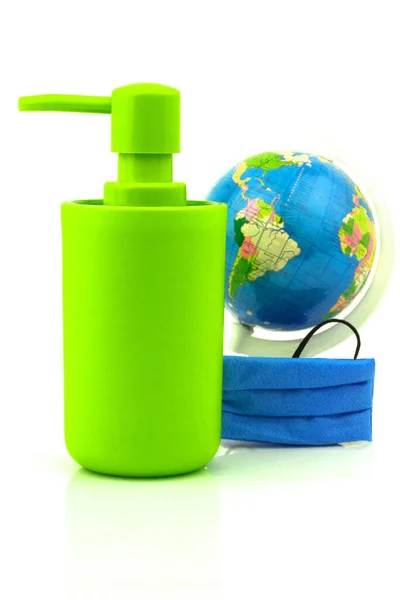 带有蓝色个人防护药具面罩的头孢病毒概念 卫生洗涤剂的球状和绿色瓶装包装 卫生肥皂 凝胶的防腐剂 因白人背景而被隔离 — 图库照片