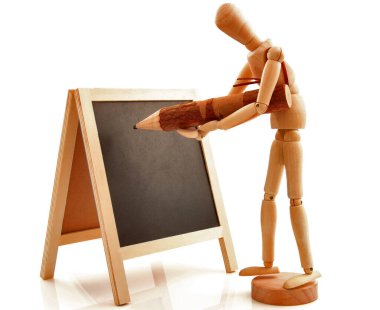 Masa, tahta, karatahta, karatahta, çerçeve ve tahta oyuncakla kalem ve kalemle yazılmış. Beyaz arkaplanda izole.