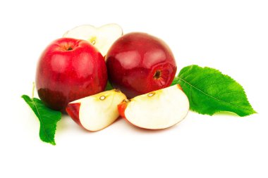 Kırmızı ve yeşil yapraklı kırmızı elmaların Macro manzarası. Beyaz arkaplanda izole