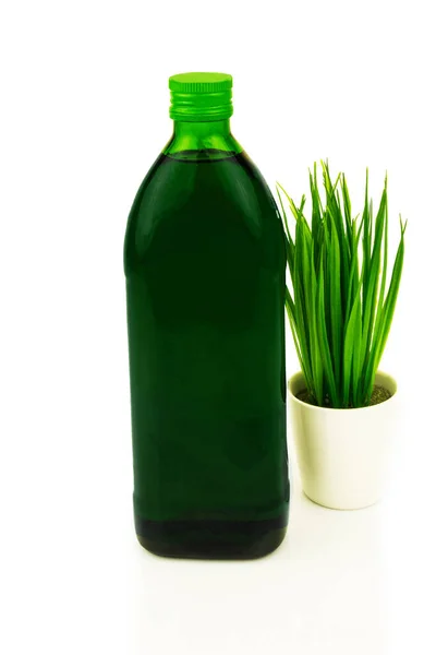 緑の健康的なスーパーフードの概念 新鮮な草 ボウルに小麦とクロロフィルドリンクのガラス瓶 白地に隔離された — ストック写真