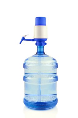 Pompalı ve içme suyu beyaz arka planda izole edilmiş plastik büyük mavi şişe.