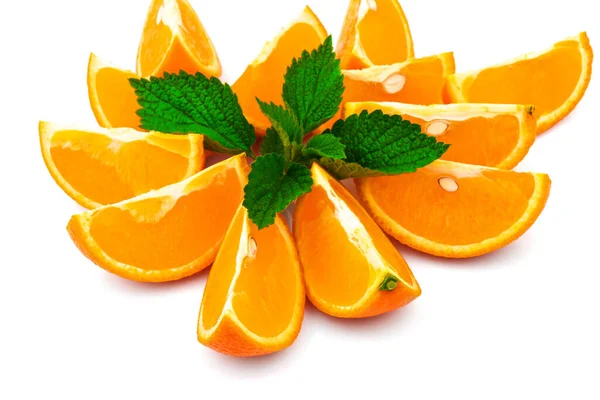 Makro Widok Pomarańczy Plastrami Świeże Zielone Liści Mięty Białym Tle — Zdjęcie stockowe