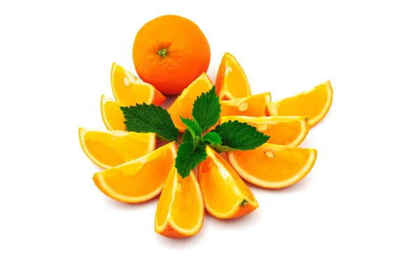 Oranje Met Schijfjes Fris Groen Blad Munt Geïsoleerd Witte Achtergrond — Stockfoto