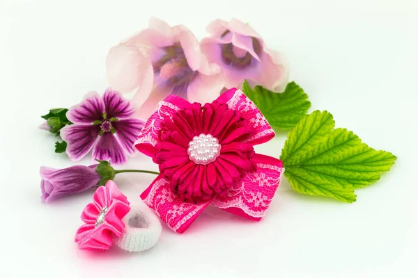 Barreta Con Cinta Elástico Flores Naturales Hojas Verdes Aisladas Sobre —  Fotos de Stock