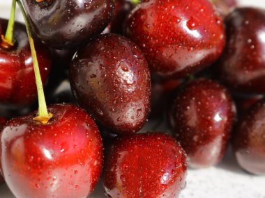 Olgun kiraz ile izole su damlacıkları yakın çekim