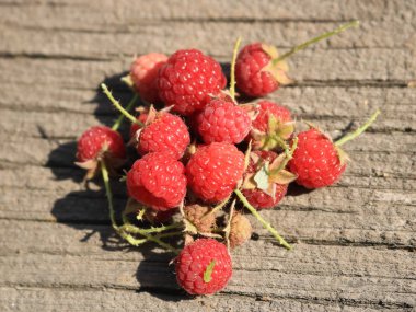Ahududu berry Olgun kırmızı doğal bir eski ahşap tahta üzerinde present.