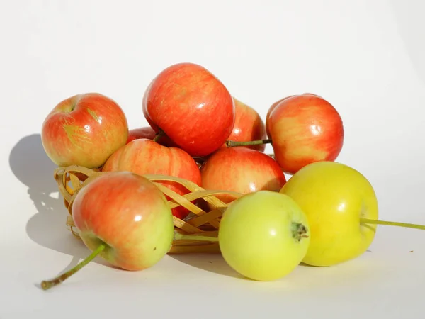 Jablka Jsou Červené Žluté Celé Košíku — Stock fotografie