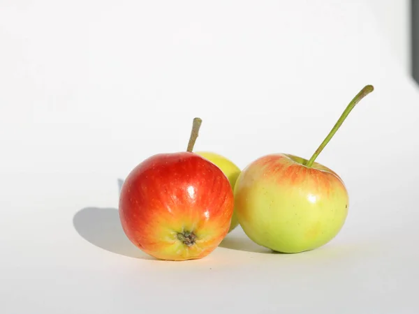 Manzanas Caseras Aisladas Sobre Fondo Blanco — Foto de Stock