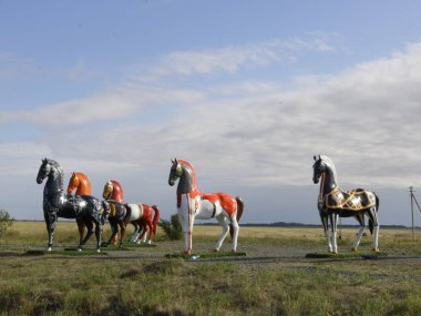 Mavi gökyüzüne karşı atların rakamlar.
