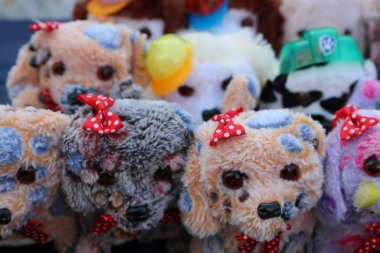 Yay ile küçük çok renkli peluş köpek.