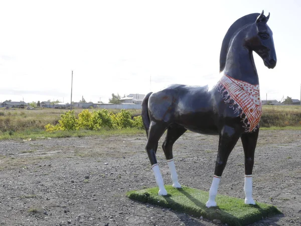 Die Figur Eines Schwarzen Pferdes Auf Dem Feld — Stockfoto