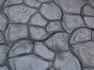 Gri taş kaldırımda düşündüm