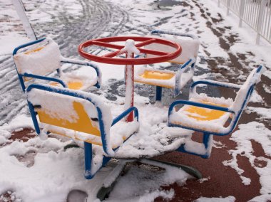 Çocuk, küçük, kırmızı-sarı-mavi, karda için salıncaklar.