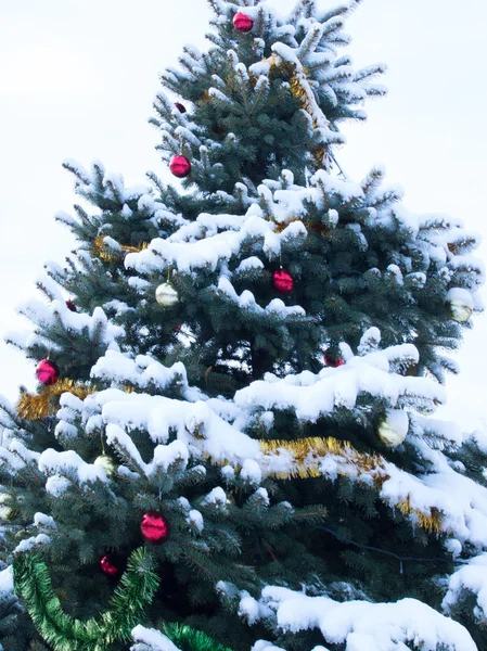 Weihnachtsbaum Mit Goldenen Und Roten Kugeln Auf Der Schneebedeckten Straße — Stockfoto