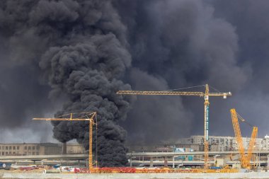 Bir şehir şantiyesinde çıkan yangında siyah duman.