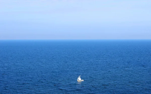 孤独的帆在波罗的海的无限辽阔 — 图库照片