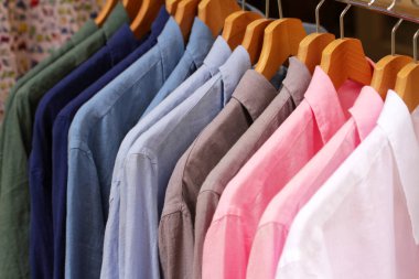 Renkli keten gömlek bir dolabında asılı kadar ayrıntı kapatın