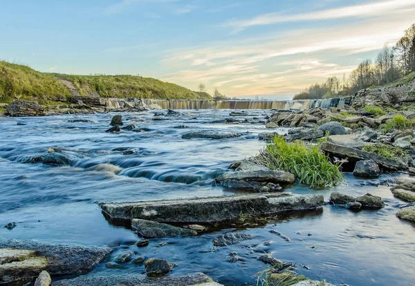 Akşam sonra düşen su.