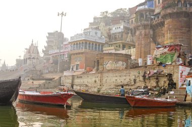 Aciant şehrin sokak. Varanaci dünyanın en büyük şehirlerinden biridir. Bu gezi için görkemli yer.