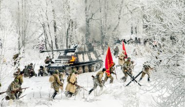 Zafer yeniden inşası. Taşıyan Kızıl Ordu'nun soldeirs anısına her yıl dışarı.