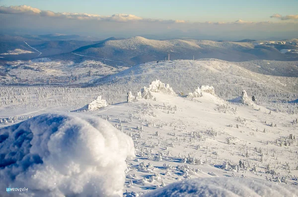Kar ve gökyüzü arasında. Rock Shoria muhteşem manzarası önünüzdeki açılır. Rus kış iktidarda. Sibirya'da snowboard.