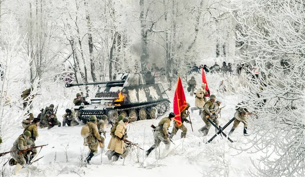 Zafer yeniden inşası. Taşıyan Kızıl Ordu'nun soldeirs anısına her yıl dışarı.