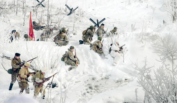 Zafer yeniden inşası. Taşıyan Kızıl Ordu'nun soldeirs anısına her yıl dışarı.