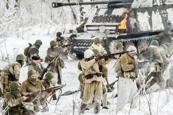 Zafer yeniden inşası. Taşıyan Kızıl Ordu'nun soldeirs anısına her yıl dışarı.