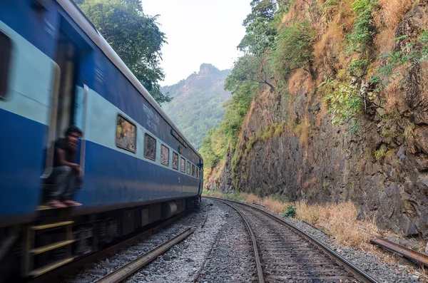 Kayalar arasında bir Hint Tren. 